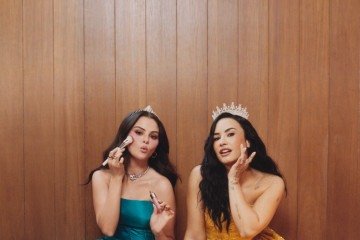 Amigas desde a adolescência, Selena Gomez e Demi Lovato lançam coleção de blushes da Rare Beauty e resgatam referências ao filme 'Programa de Proteção para Princesas' -  (crédito: Reprodução/Redes sociais )