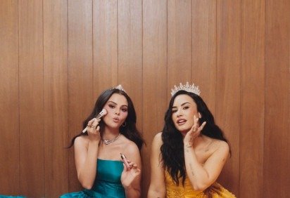 Amigas desde a adolescência, Selena Gomez e Demi Lovato lançam coleção de blushes da Rare Beauty e resgatam referências ao filme 