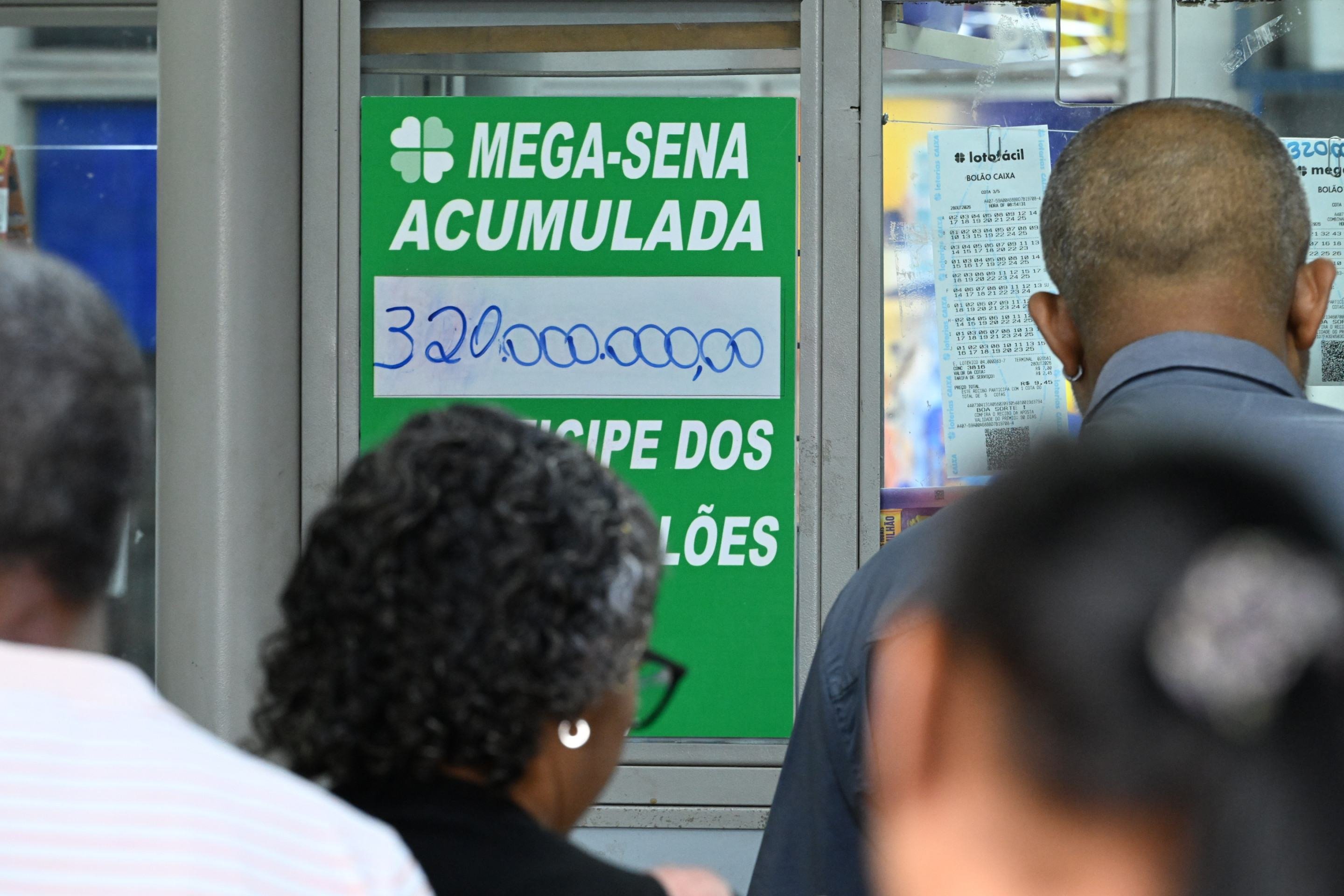 Bilhete simples leva R$ 324 milhões na Mega-Sena; 4 apostas do DF batem na trave