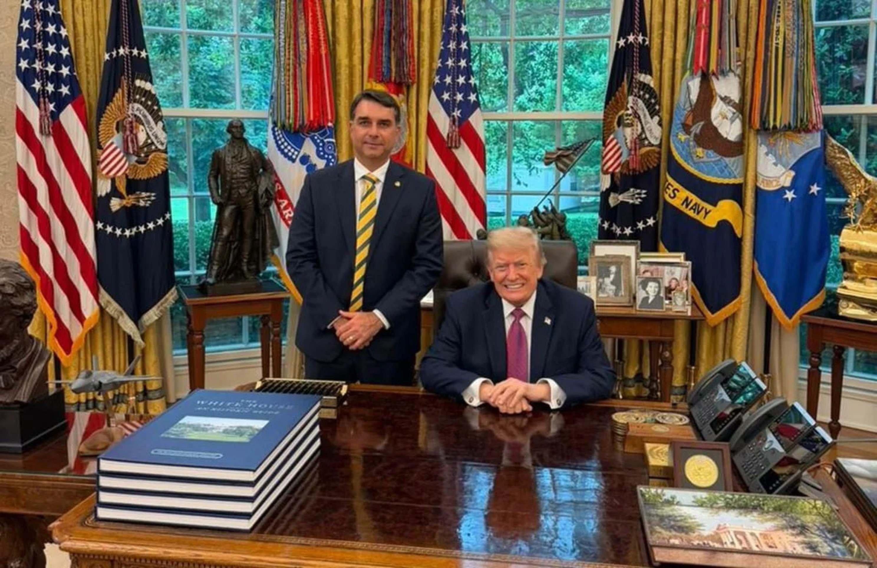 Flavio Bolsonaro e Donald Trump antes das eleições -  (crédito:  Divulgação/Flávio Bolsonaro)