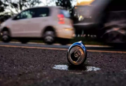 Durante a abordagem, mulher continuou bebendo cerveja dentro do veículo -  (crédito: Bárbara Cabral/CB/D.A Press) -Durante a abordagem, mulher continuou bebendo cerveja dentro do veículo -  (crédito: Bárbara Cabral/CB/D.A Press)