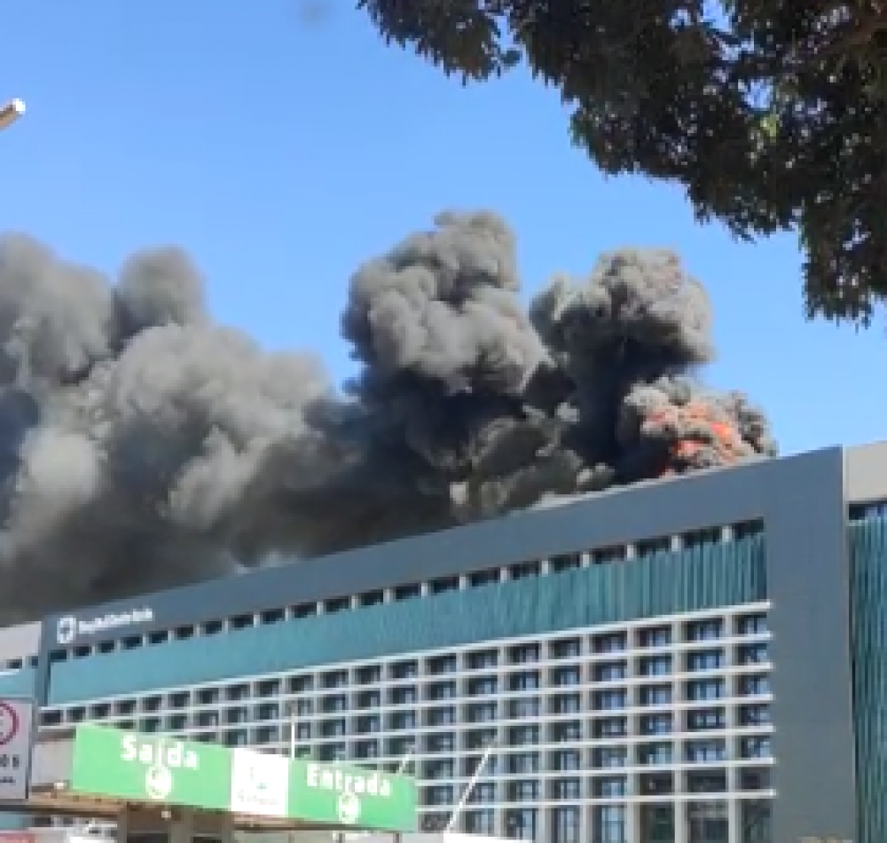 Incêndio chama a atenção dos transeuntes