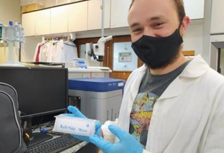 Leonardo Schultz est&aacute; desenvolvendo um teste para o coronav&iacute;rus mais acess&iacute;vel na Unesp