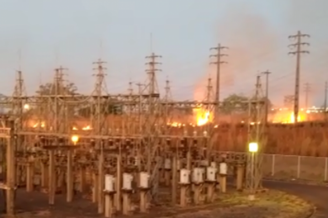 Incêndio atingiu vegetação próxima a subestação de energia do Lago Norte - (crédito: reprodução) Incêndio atingiu vegetação próxima a subestação de energia do Lago Norte - (crédito: reprodução)