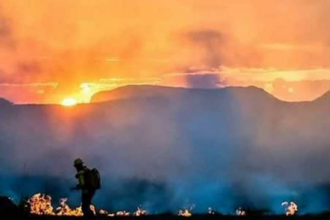 Incêndio no Parque Nacional da Chapada dos Veadeiros já atingiu 9 mil hectares de vegetação - (crédito: Divulgação/CBMGO) Incêndio no Parque Nacional da Chapada dos Veadeiros já atingiu 9 mil hectares de vegetação - (crédito: Divulgação/CBMGO)