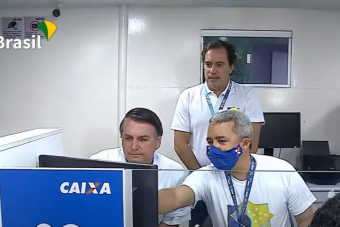 Bolsonaro, sem máscara, a exemplo do presidente da Caixa, atendeu usuário e interagiu com moradores locais -  (crédito: Reprodução / TV Brasil)