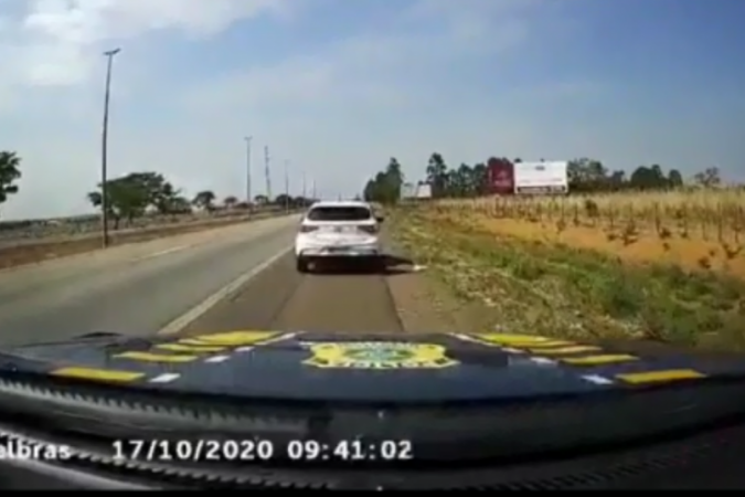 Motorista embriagado tenta fugir da PRF e entra na contramão na BR-060 - (crédito: Reprodução/PRF/Divulgação) Motorista embriagado tenta fugir da PRF e entra na contramão na BR-060 - (crédito: Reprodução/PRF/Divulgação)