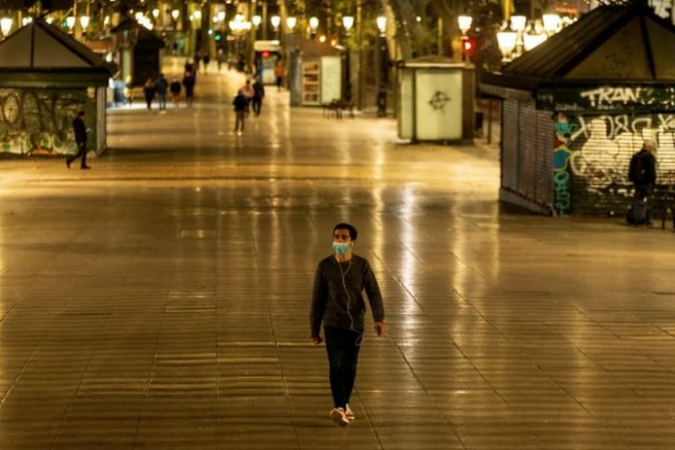 Homem caminha na avenida Las Ramblas, Barcelona, após toque de recolher imposto na Espanha como tentativa de conter segunda onda
 - 