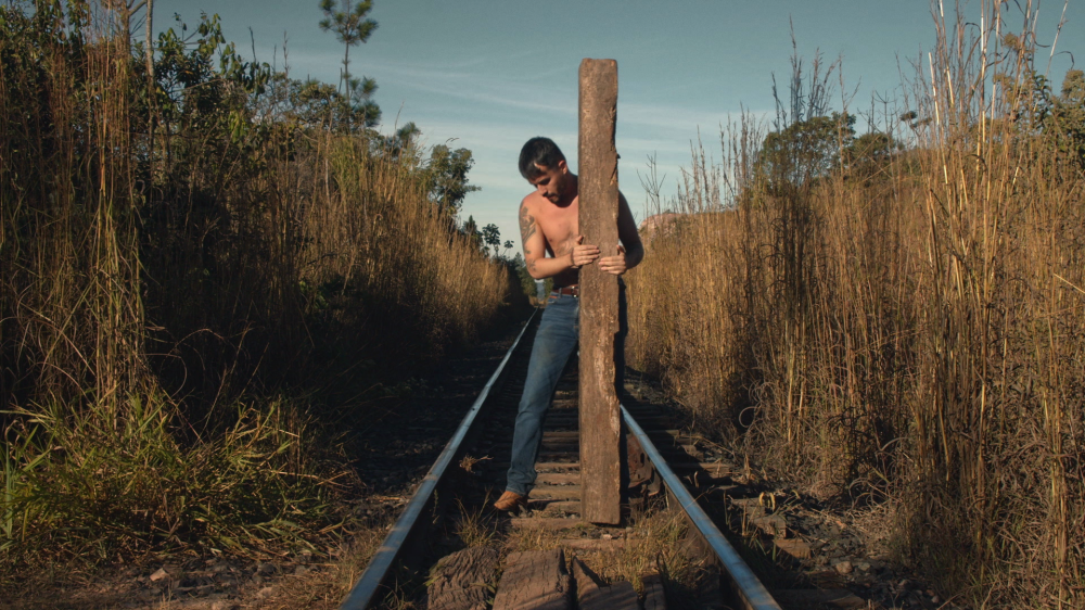 O SERTÃO - João Trevisan, Caminhar para acender, 2020, Vídeo-projeção (still)