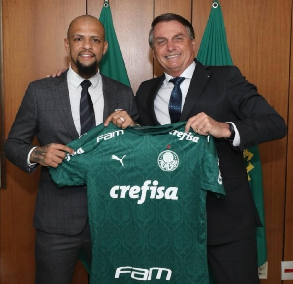 Bolsonaro ao lado de jogador do Palmeiras. Foto publicada no perfil de