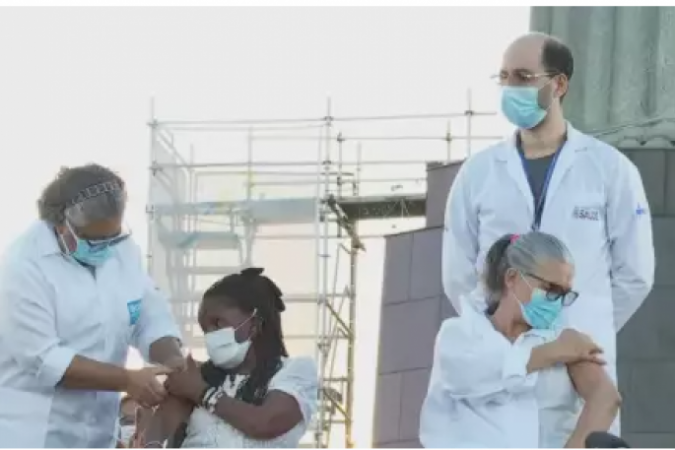 Dulcineia da Silva e Teresinha da Conceição recebem dose da CoronaVac - (crédito: Reprodução) Dulcineia da Silva e Teresinha da Conceição recebem dose da CoronaVac - (crédito: Reprodução)
