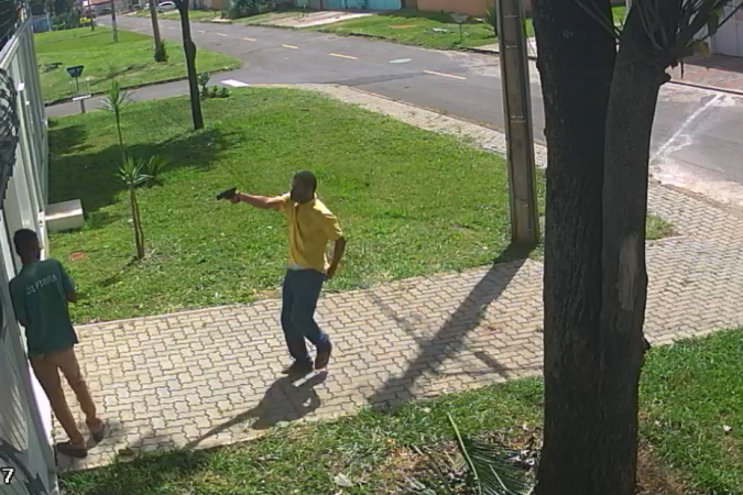 A dupla assaltou a vítima na entrada de casa - (crédito: PCDF/Divulgação) A dupla assaltou a vítima na entrada de casa - (crédito: PCDF/Divulgação)