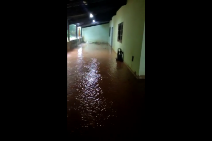 Registros gravados pela família mostram varanda do imóvel inundada - (crédito: Reprodução/Arquivo pessoal) Registros gravados pela família mostram varanda do imóvel inundada - (crédito: Reprodução/Arquivo pessoal)
