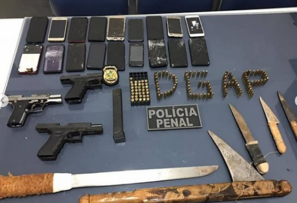 Policiais apreenderam armas de fogo, facas, munições e celulares