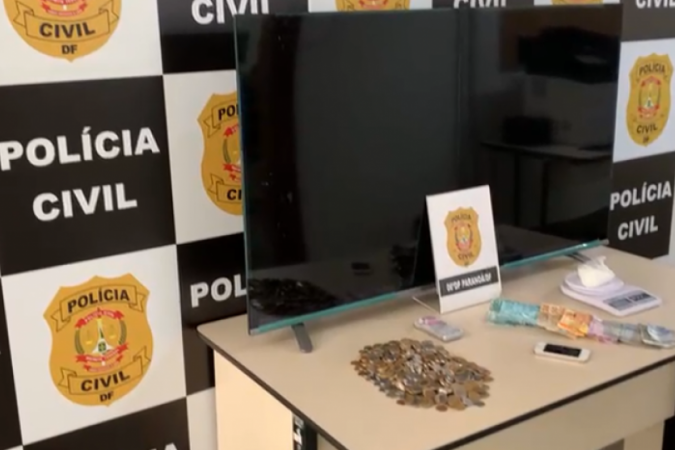 Com o homem, polícia encontrou porções de cocaína, uma balança de precisão e R$ 977 em espécie -  (crédito: PCDF/Divulgação)