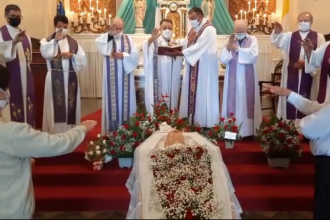 Missa de corpo presente foi feita em paróquia de Caxias do Sul (RS), cidade natal do Padre Aleixo, e transmitida ao vivo pelas redes sociais da Paróquia São Paulo Apóstolo, no Guará 1 -  (crédito: Reprodução)