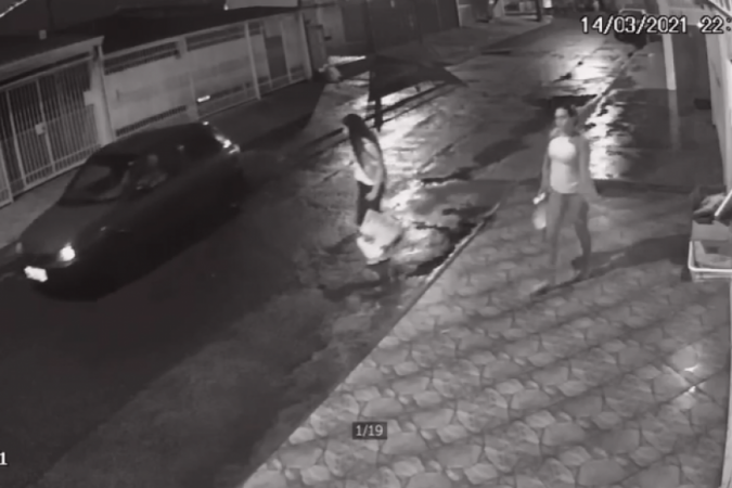 Câmeras de segurança flagram dupla de mulheres que aplicavam boa noite Cinderela em vítimas -  (crédito: Divulgação/PCDF)