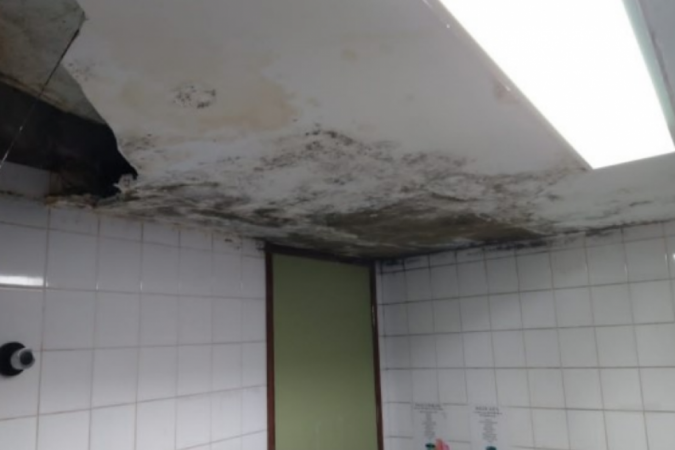 Teto da UTI geral do hospital com mofo e infiltração