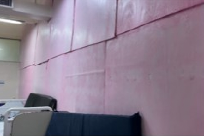 Parede da unidade que faz divisão do isolamento da covid-19 foi fechada com tapume