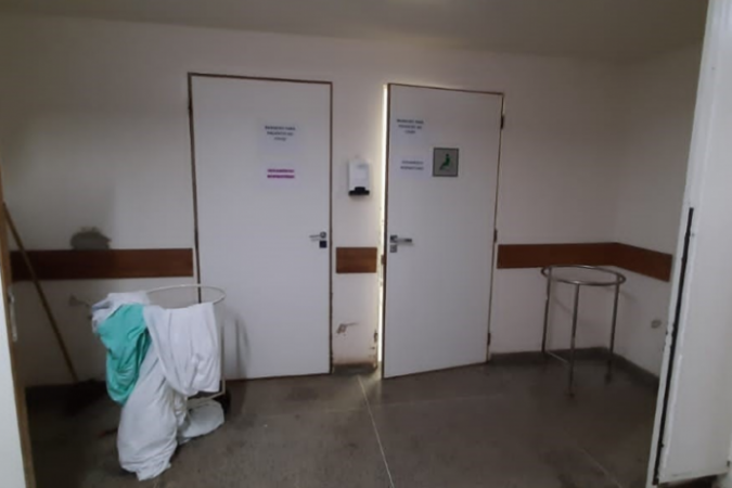 Os pacientes da unidade de isolamento da covid-19, tanto da ala masculina como da ala feminina, compartilham os mesmos banheiros com pacientes com diagnóstico confirmado. Isso porque não há banheiro dentro das alas