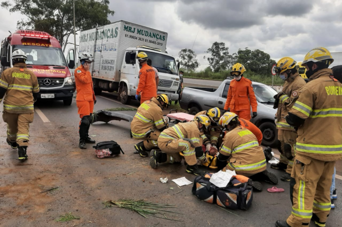 Motorista foi atendido no local - (crédito: Corpo de Bombeiros) Motorista foi atendido no local - (crédito: Corpo de Bombeiros)
