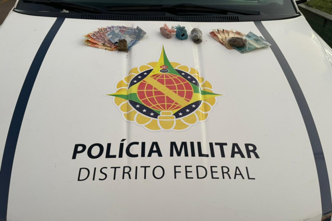 Cliente do estabelecimento também estava em posse de um cigarro de maconha - (crédito: Divulgação/ Gtop29) Cliente do estabelecimento também estava em posse de um cigarro de maconha - (crédito: Divulgação/ Gtop29)
