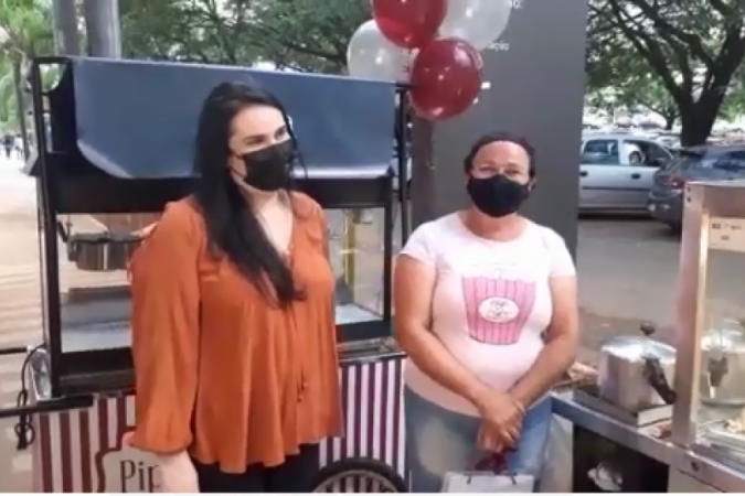 Elizangela Cordeiro de Alencar Brito, de 42 anos, recebe carrinho de pipoca em gratidão ao 51 anos de presença da família na unidade