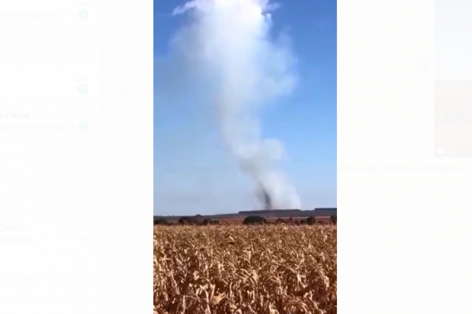 Moradores de Planaltina de impressionam com redemoinho no meio de incêndio 
