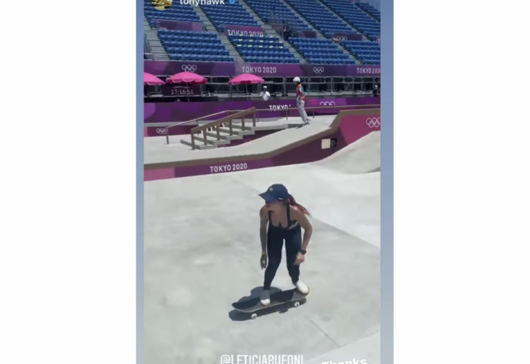 Letícia Bufoni repostou em seus stories a gravação de Tony Hawk