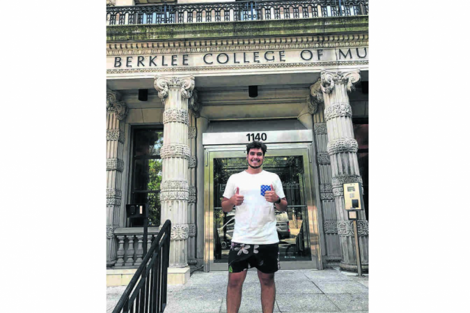O bandolinista Yan Coury em frente ao Berklee College of Music, onde é aluno -  (crédito: Arquivo pessoal)