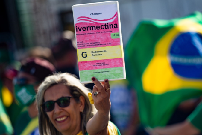 Mulher em manifestação pró-Bolsonaro segura cartaz com desenho de caixa de ivermectina
- Mulher em manifestação pró-Bolsonaro segura cartaz com desenho de caixa de ivermectina
-