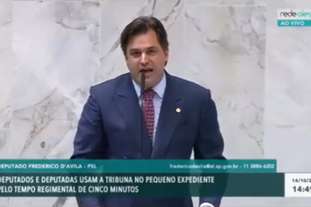 Deputado Frederico D'avila chama arcebispo e papa Francisco de "pedófilos safados" e "vagabundos" 