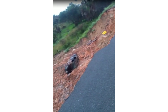 Carro cai em cratera na GO-118, entre Alto Paraíso de Goiás e Teresina de Goiás - (crédito: Arquivo pessoal) Carro cai em cratera na GO-118, entre Alto Paraíso de Goiás e Teresina de Goiás - (crédito: Arquivo pessoal)