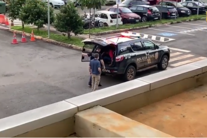 O criminoso foi preso e autuado em flagrante por injúria, ameaça e dano qualificado e, ainda, pela contravenção penal de vias de fato - (crédito: PCDF/Divulgação) O criminoso foi preso e autuado em flagrante por injúria, ameaça e dano qualificado e, ainda, pela contravenção penal de vias de fato - (crédito: PCDF/Divulgação)