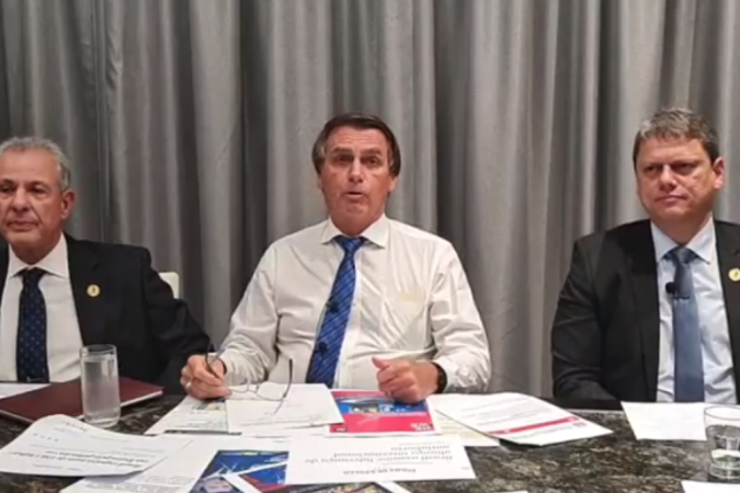 Bolsonaro em live direto do Suriname ao lado de ministros do governo - (crédito: Reprodução / Facebook) Bolsonaro em live direto do Suriname ao lado de ministros do governo - (crédito: Reprodução / Facebook)