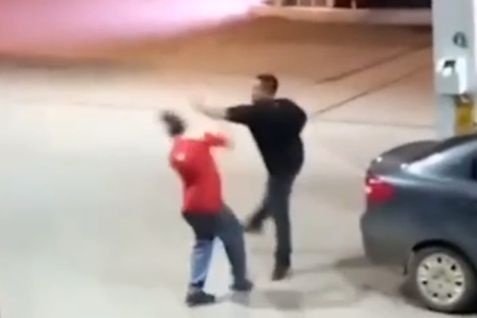 O vídeo registrou o momento em que o homem dá um tapa no rosto de frentista -  (crédito: Redes sociais/Reprodução)