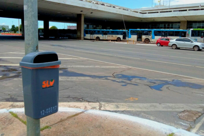 Novas lixeiras estão afixadas em postes ou pilares - (crédito: Reprodução/SLU) Novas lixeiras estão afixadas em postes ou pilares - (crédito: Reprodução/SLU)