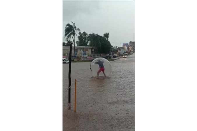 Homem em pé dentro de bolha aquática em área alagada - (crédito: Arquivo pessoal ) Homem em pé dentro de bolha aquática em área alagada - (crédito: Arquivo pessoal )