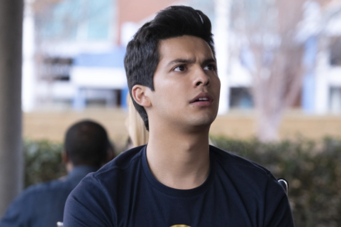 Xolo Maridueña, 20, em Cobra Kai.