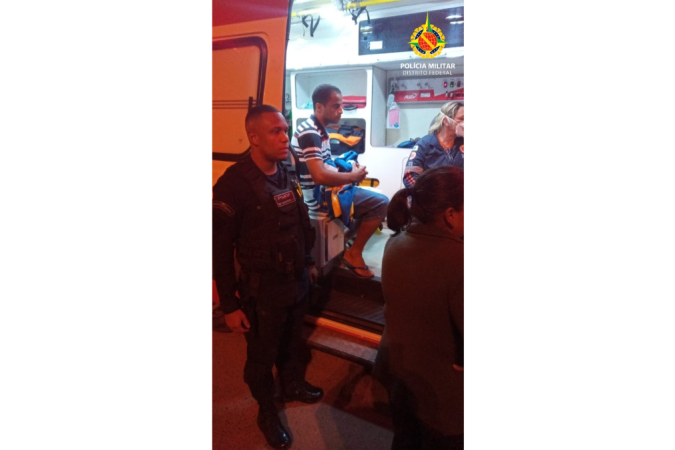 Criança foi atendida pelo Samu após ser salva pelos policiais. - (crédito: Divulgação/PMDF) Criança foi atendida pelo Samu após ser salva pelos policiais. - (crédito: Divulgação/PMDF)