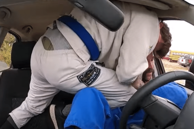 No 'Car Jitsu' vale usar até o cinto se segurança - (crédito: Reprodução/YouTube) No 'Car Jitsu' vale usar até o cinto se segurança - (crédito: Reprodução/YouTube)