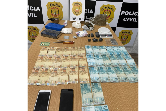Suspeito de fornecer drogas em Ceilândia é preso por policiais da 19ª Delegacia de Polícia (P Norte) com R$ 100 mil - (crédito: PCDF/Divulgação) Suspeito de fornecer drogas em Ceilândia é preso por policiais da 19ª Delegacia de Polícia (P Norte) com R$ 100 mil - (crédito: PCDF/Divulgação)