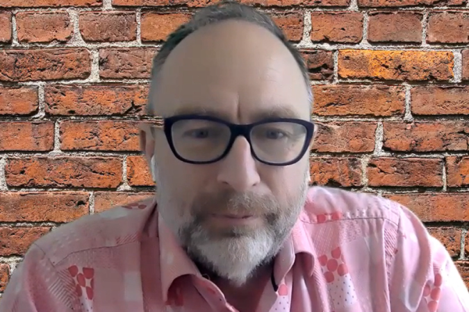 'Sempre se pode apaziguar a situação tirando um artigo que eles não gostam do ar, mas nunca fizemos e nunca faremos isso', diz Wales -  (crédito: BBC)