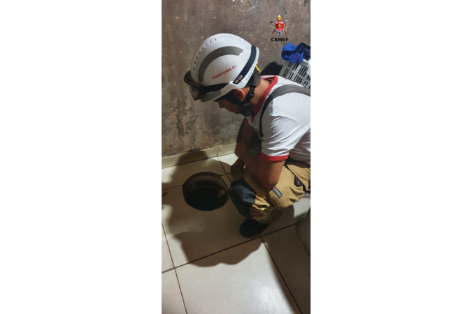 Bombeiro presta analisa condições de caixa de gordura, no Guará, onde criança de 1 ano quase se afogou - (crédito: CBMDF/Divulgação) Bombeiro presta analisa condições de caixa de gordura, no Guará, onde criança de 1 ano quase se afogou - (crédito: CBMDF/Divulgação)