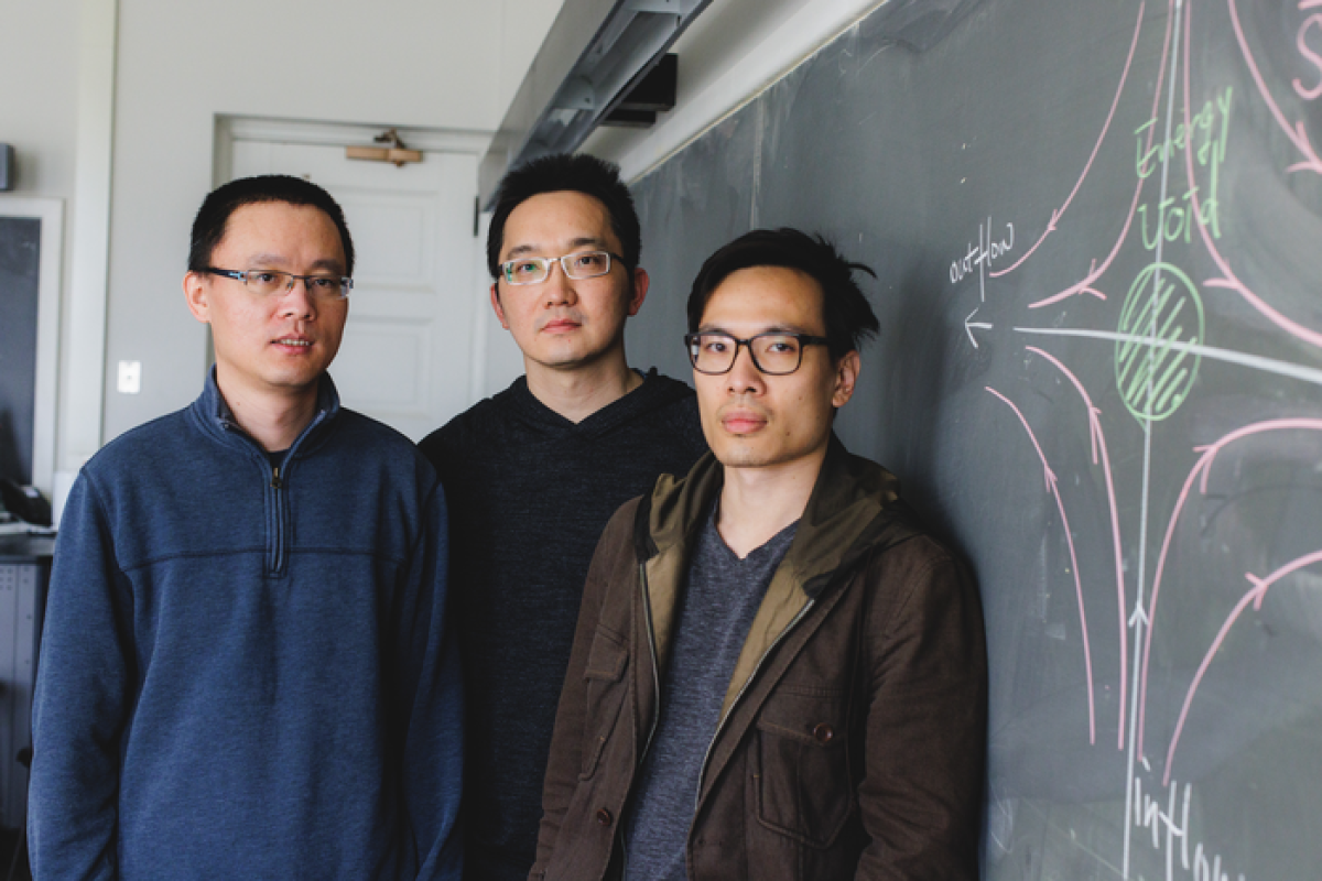 Xiaocan Li, Dartmouth, pesquisadora pós-doutorada (esquerda); Yi-Hsin Liu, professor assistente de Física e Astronomia (centro); Shan-Chang Lin, candidato a doutorado (direita). Xiaocan Li, Dartmouth, pesquisadora pós-doutorada (esquerda); Yi-Hsin Liu, professor assistente de Física e Astronomia (centro); Shan-Chang Lin, candidato a doutorado (direita).