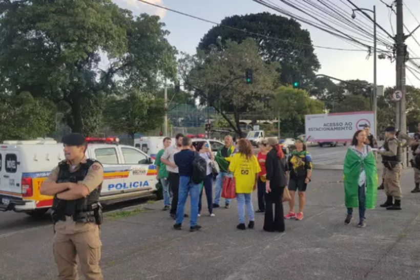 Manifestantes bolsonaristas se reuniram em frente ao Expominas 