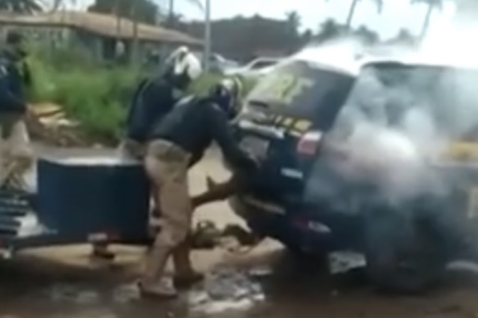 Genivaldo Santos, de 38 anos, foi submetido por agentes da PRF à inalação de gás lacrimogêneo e não resistiu - (crédito: Reprodução) Genivaldo Santos, de 38 anos, foi submetido por agentes da PRF à inalação de gás lacrimogêneo e não resistiu - (crédito: Reprodução)