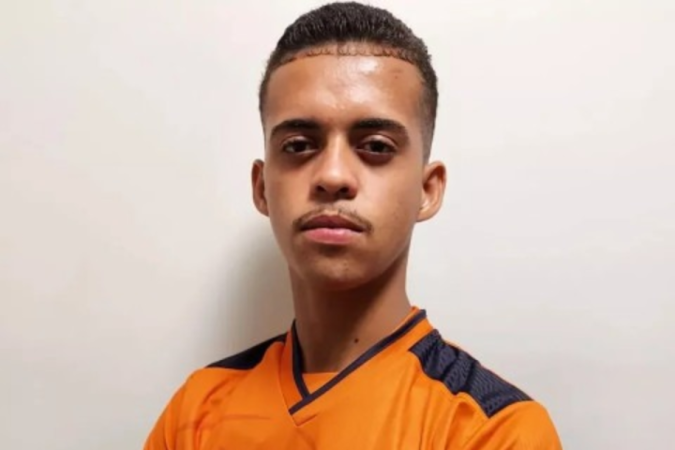 O estudante João Vitor da Silva, assassinado dentro de uma escola em João Pessoa, com a camisa do clube Santa Fé -  (crédito: Reprodu&ccedil;&atilde;o/Arquivo pessoal)