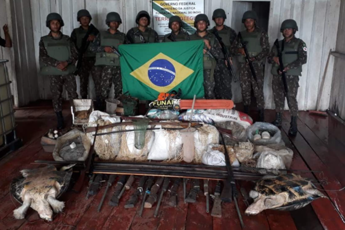 Carne de caça e armas apreendidas pelo Exército em operação na Tríplice Fronteira em 2019. - (crédito: Exército) Carne de caça e armas apreendidas pelo Exército em operação na Tríplice Fronteira em 2019. - (crédito: Exército)