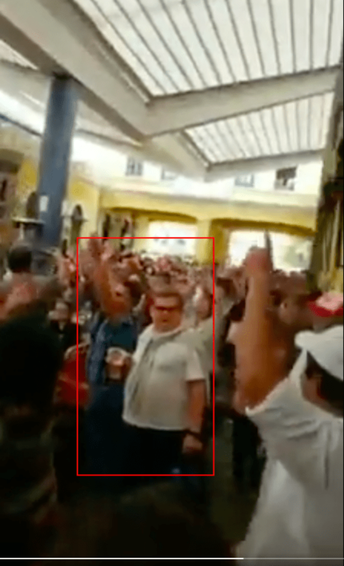 Captura de tela do vídeo encontrado no Twitter, com qualidade de imagem superior à postagem do TikTok